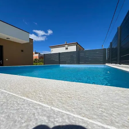 Poolhouse Flip Flop - Mit Privatem Pool Vir